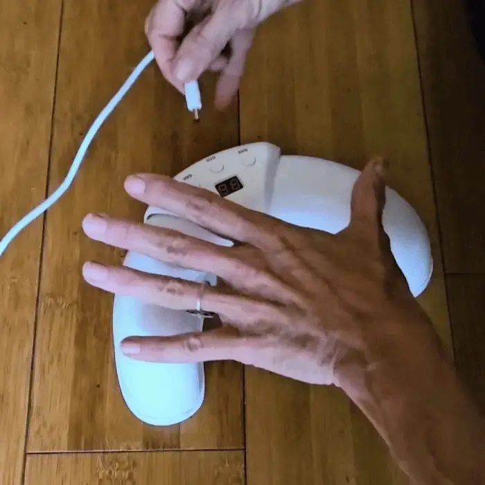 1. Place affected nails under the Kinzenio Fungus Light.
